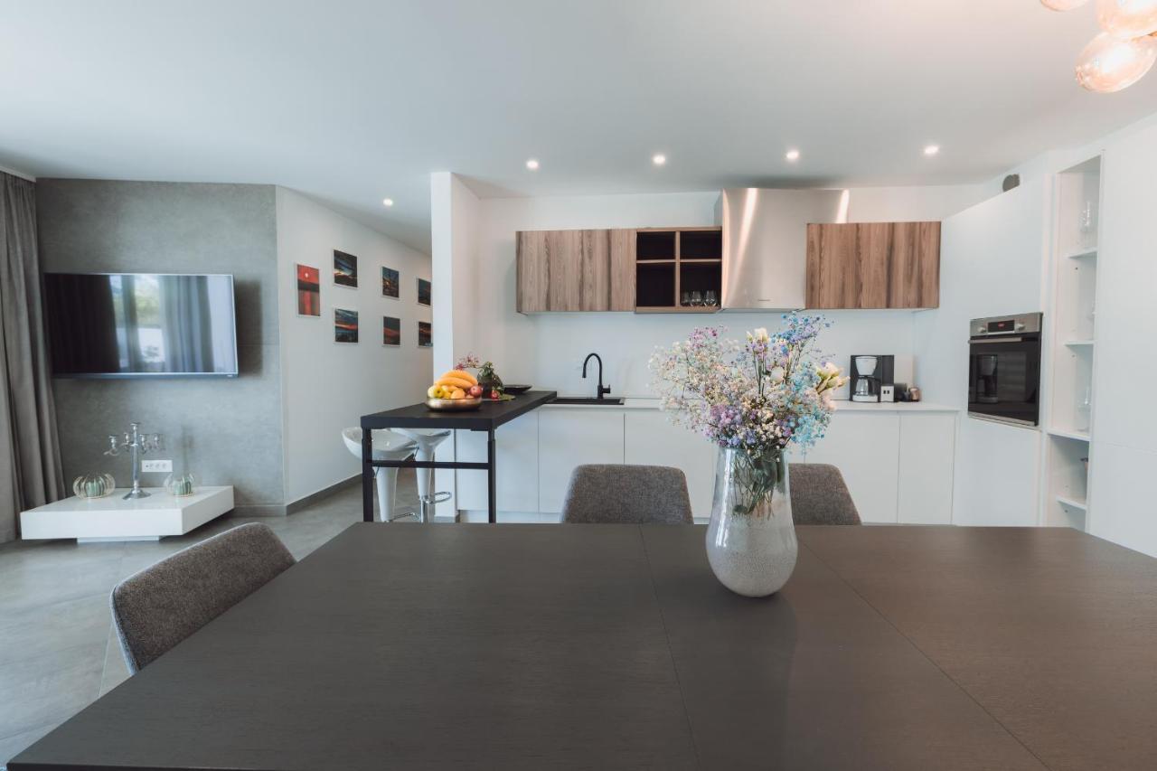 Villa Smaragd - Lapis - Luxury Apartment With Shared Pool Makarska Ngoại thất bức ảnh